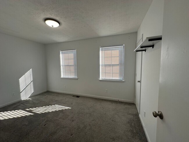 Building Photo - Country Place Townhomes - Off Lakeside Drive