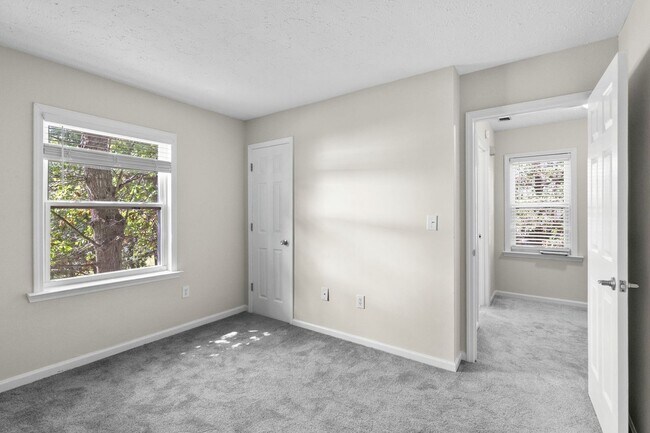 Building Photo - End unit of a Triplex within walking dista...