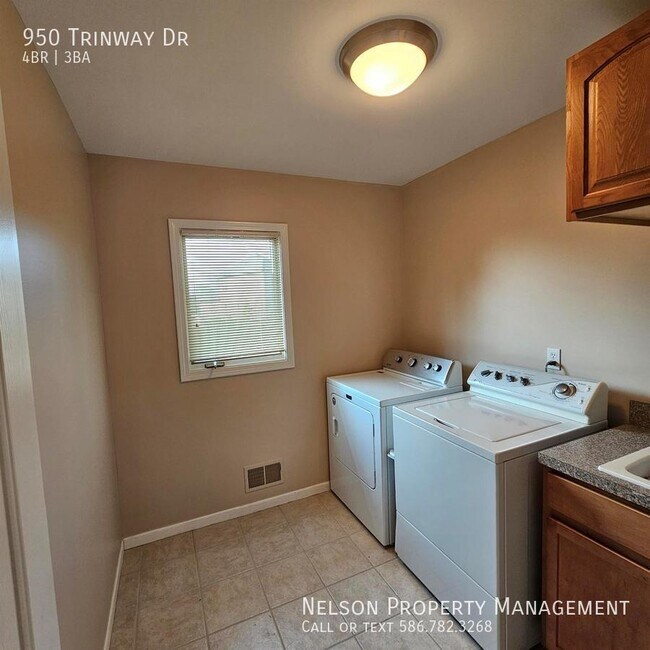 Building Photo - 950 Trinway Rd