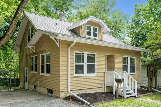 Primary Photo - Cute 4 Bedroom 2 Bath Bungalow with a fenc...