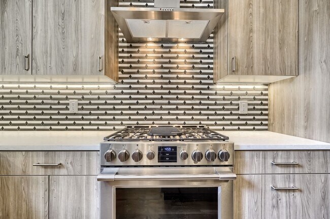 Building Photo - 3 bedroom / 3.5 bath Townhome + 2 Large Flex Spaces & Spacious Roof Top Deck!