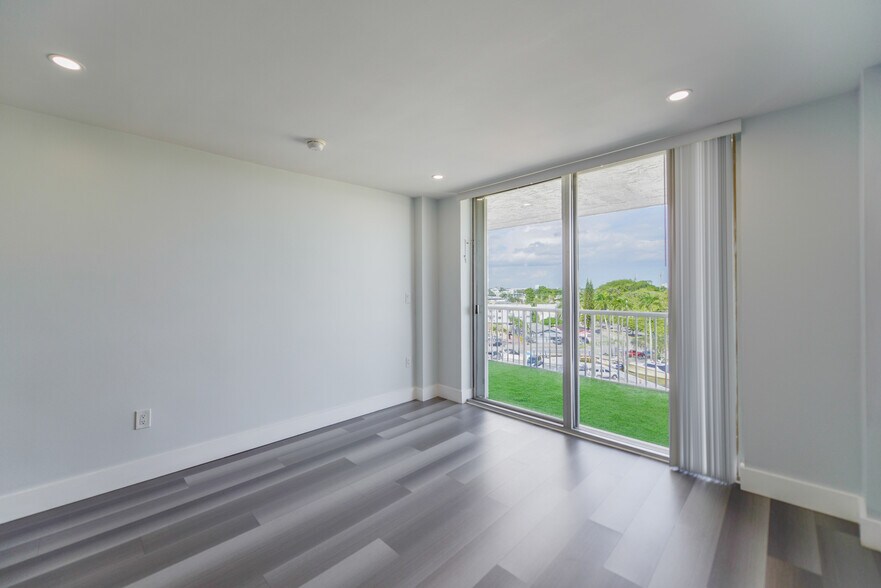 Building Photo - 1800 W 24th St