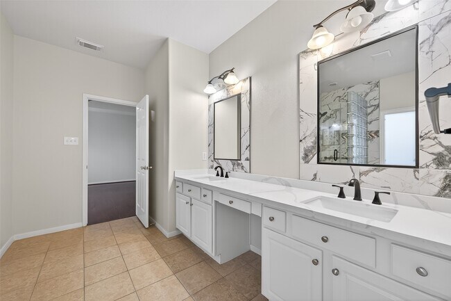 Building Photo - 14335 Plum Springs Dr