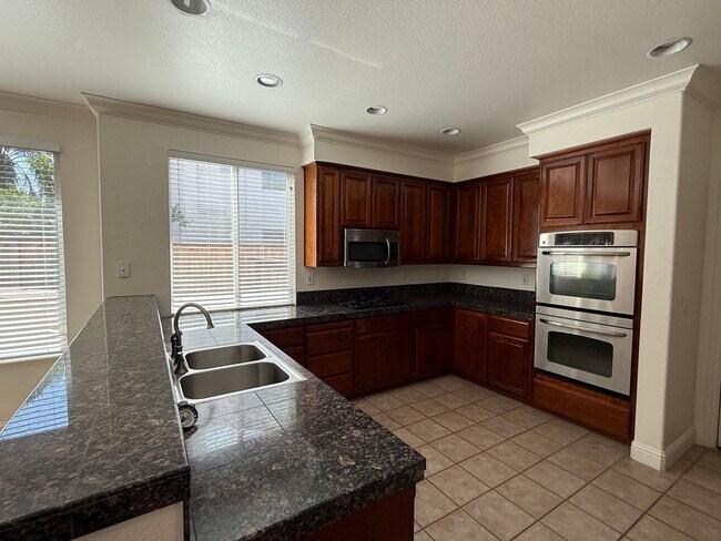 Building Photo - Beautiful 4 bedroom plus loft Pool home