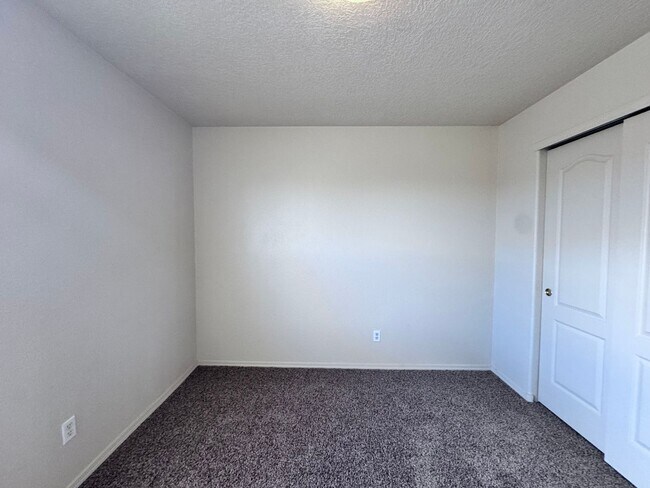 Building Photo - 760 Deerbrush Ct SW