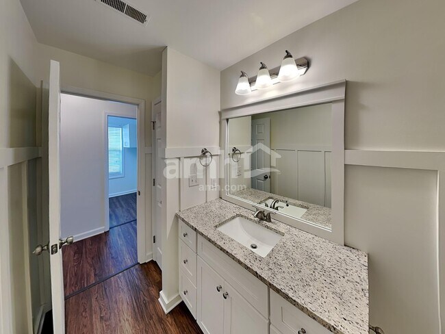 Building Photo - 204 Bates Ct