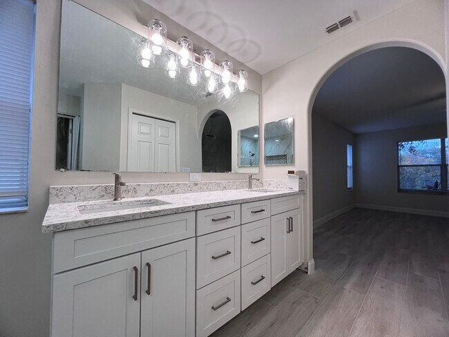 Building Photo - 847 High Pointe Cir