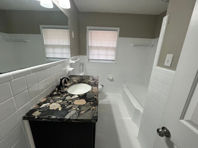 Building Photo - 4 Bedrooms, 1 Bathroom - Home in West Rome!