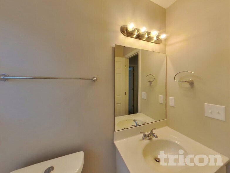 Building Photo - 321 Lingonberry Dr