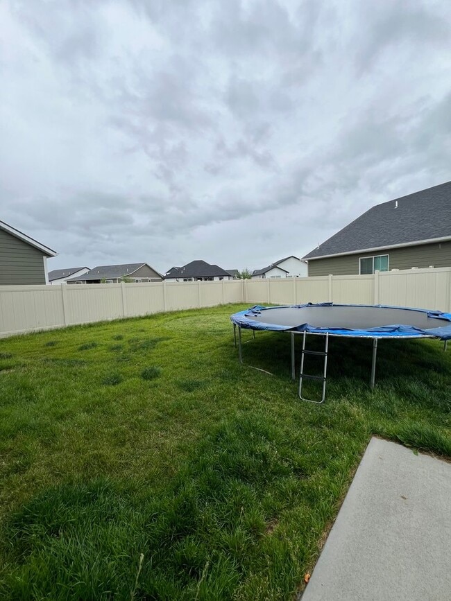 Building Photo - East Helena Rental
