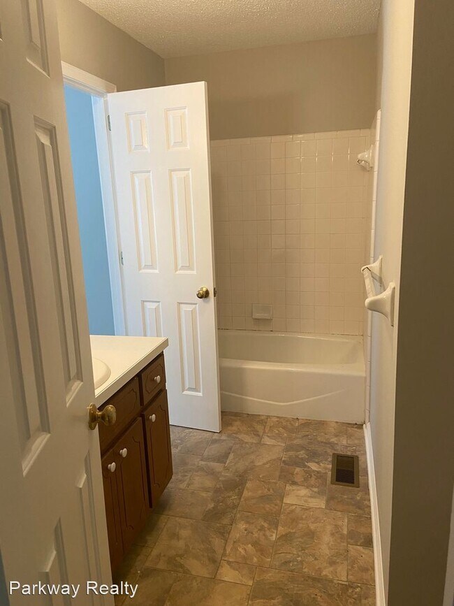Building Photo - 3 br, 1.5 bath House - 2572 Hampstead Drive