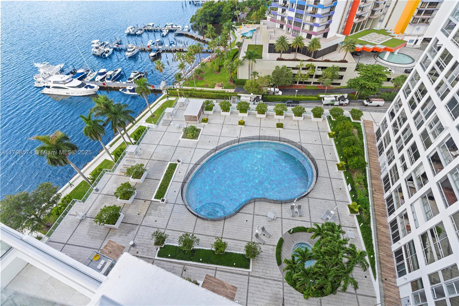 Building Photo - 1541 Brickell Ave