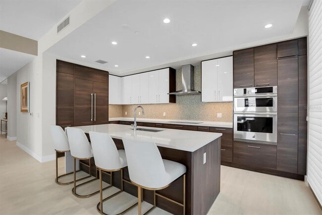 Building Photo - 301 1st St S