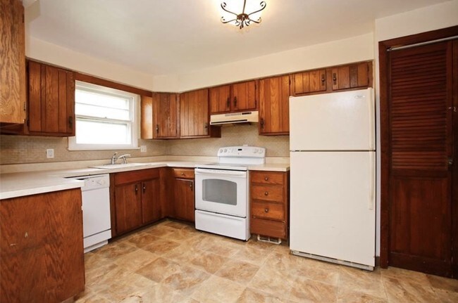 Building Photo - 185 Hildegarde Rd