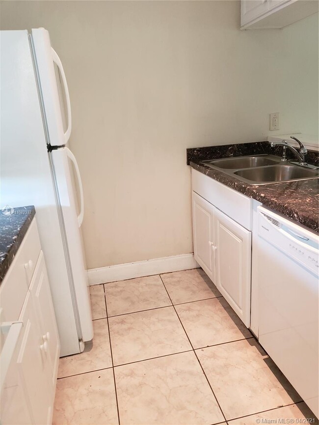 Building Photo - 9962 Twin Lakes Dr