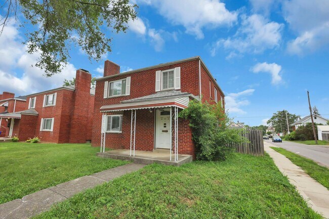Building Photo - 404 S Chase Ave