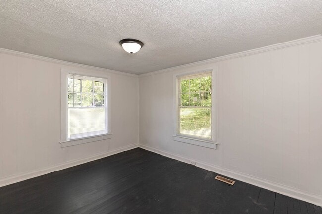 Building Photo - Beautifully Remodeled Three Bedroom Home!