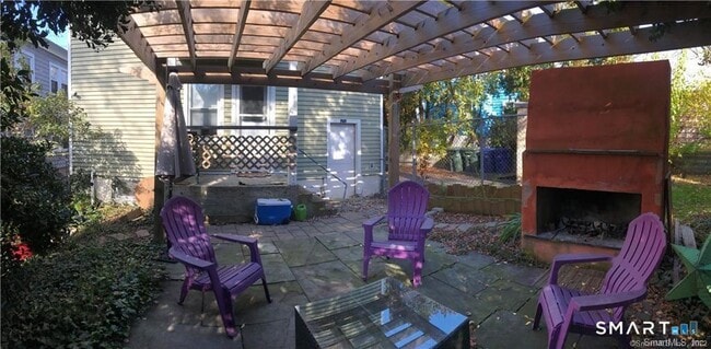 Building Photo - 564 Midland St