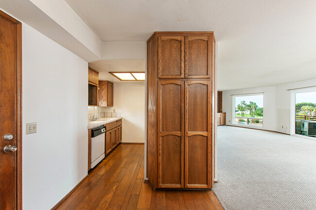 Building Photo - BEAUTIFUL BAY PARK CONDO W/ BAY VIEWS! - 2...