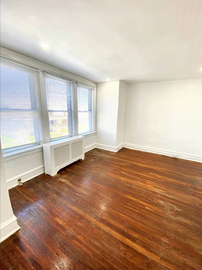 Building Photo - Beautiful 3 bedroom Townhouse available fo...