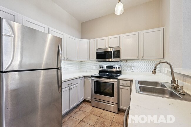 Building Photo - Spacious 3-Bed, 2-Bath Townhome with Garag...