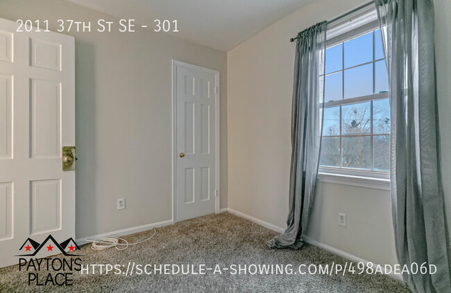 Building Photo - Spacious condo unit in well kept building.