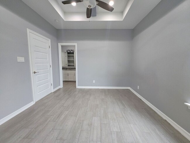 Building Photo - Beautiful Modern 4 Bed/3 Bath/2 Gar Centra...