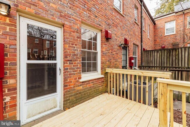 Building Photo - 1401 S Barton St