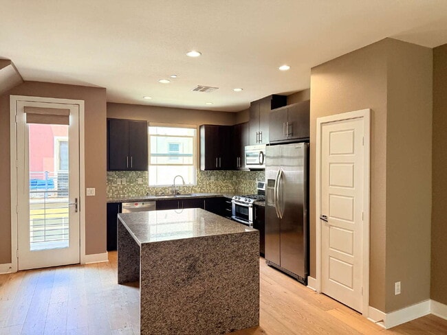 Building Photo - Modern Comfort Awaits: Spacious 3-Bed, 3.5...