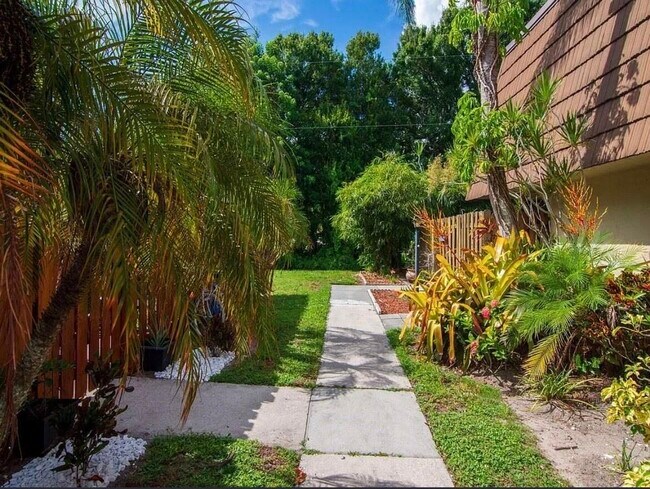 Building Photo - 1166 6th Ave