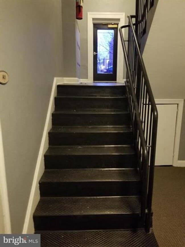 Building Photo - Remodeled One bedroom/ One Full Bathroom