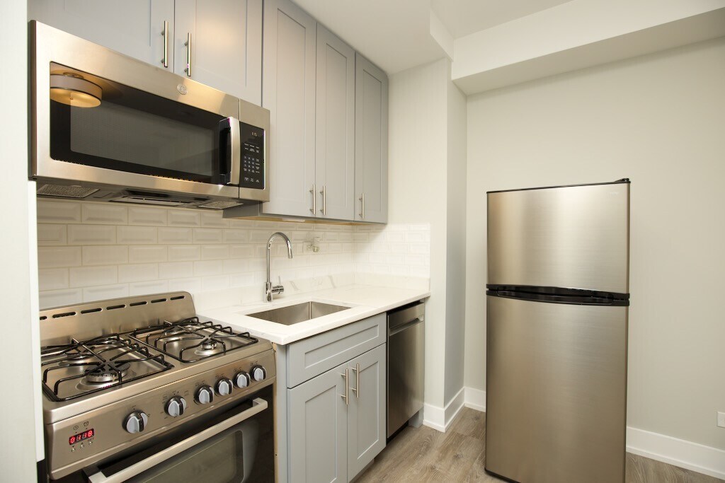 Building Photo - 545 W Belmont Ave