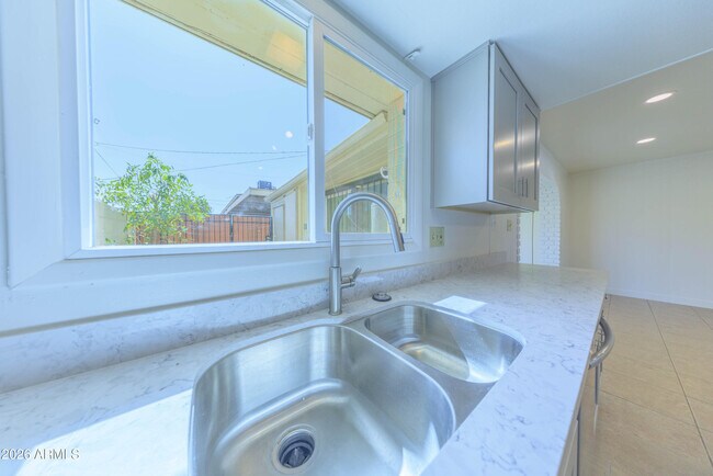 Building Photo - 4558 N 15th Ave