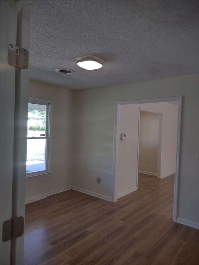 Building Photo - Wonderful Three Bedroom Home in Northeast Columbia!