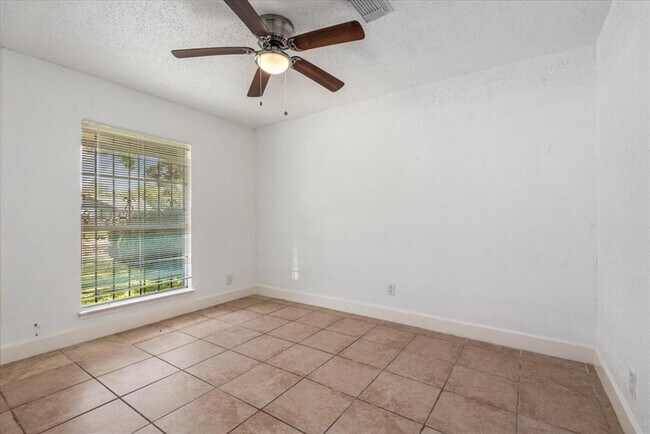 Building Photo - 8630 Valley S Dr