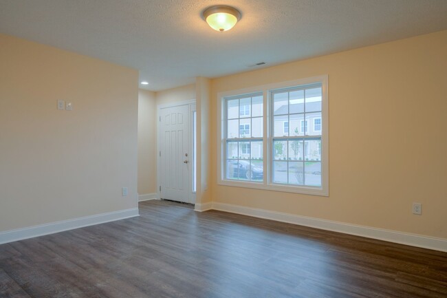 Building Photo - Oak Tree Townhome|3 Bed , 3.5 Bath|  June ...