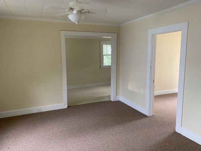 Building Photo - Quaint home located in City Limits