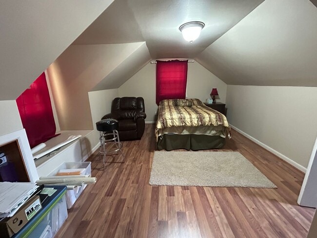Building Photo - Adorable 5 Bed 2 Bath Cottage Home