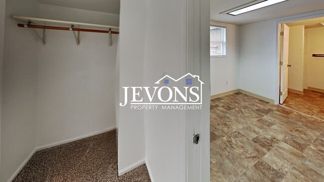 Building Photo - Two-story home in a walkable location, just minutes from Yakima Valley College, featuring long dr...