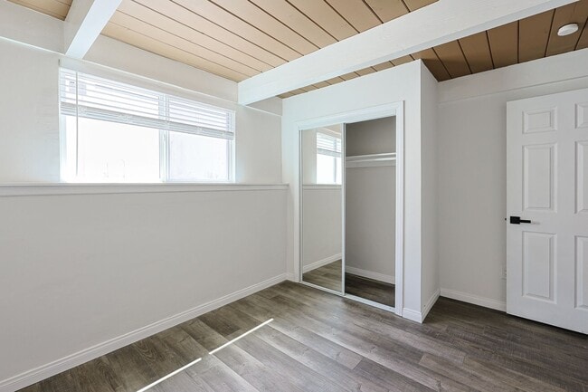 Building Photo - Spacious 5-Bedroom, 3-Bath Home – Convenie...