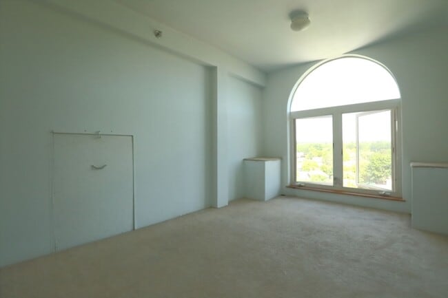 Building Photo - Spacious upper 3-bedroom unit with 2 full ...