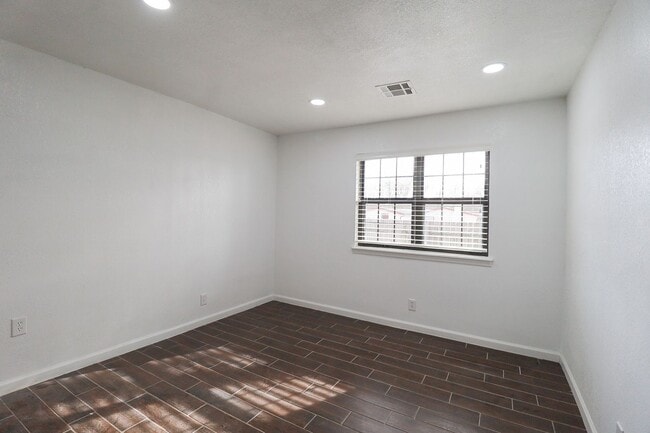 Building Photo - 4 Bed | 2 Bath in East Tulsa!