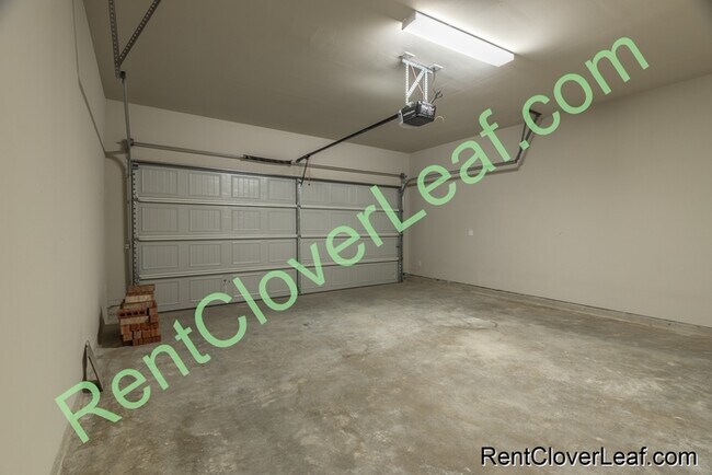 Building Photo - Available Now: 5 bed 3 Full bath