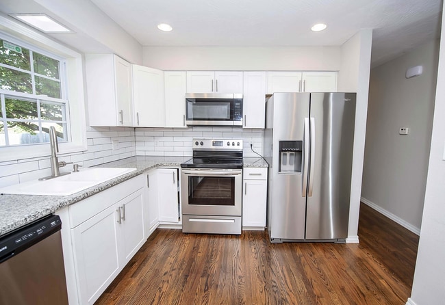 Building Photo - Privacy Fenced, 3 bed 3 bath in South Springfield (Ask about our special)