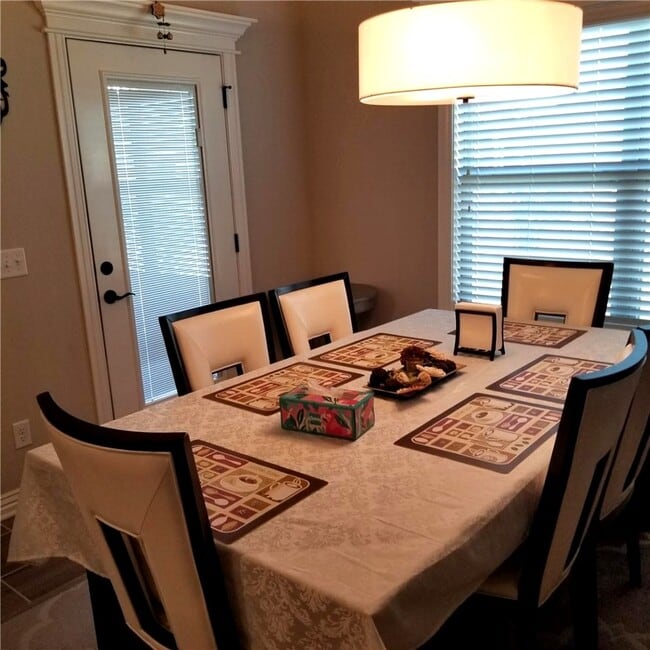 Building Photo - 5810 W Cane Hill Dr