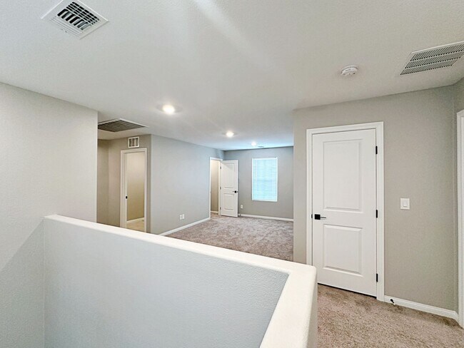 Building Photo - 4 BEDROOM + LOFT HOME IN GATED COMMUNITY