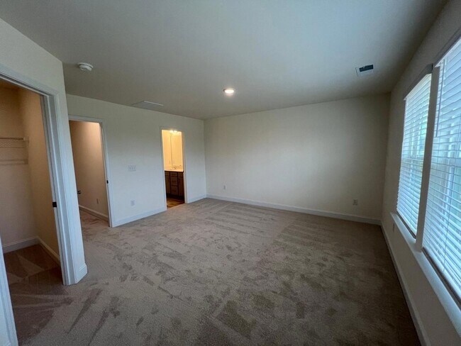 Building Photo - 53 Bluebottle St