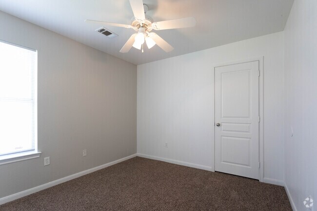 4BR, 2BA - 1,380 SF - Plainview Vistas Apartments