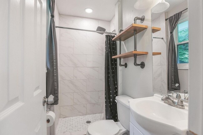 Building Photo - Home Close to Amenities