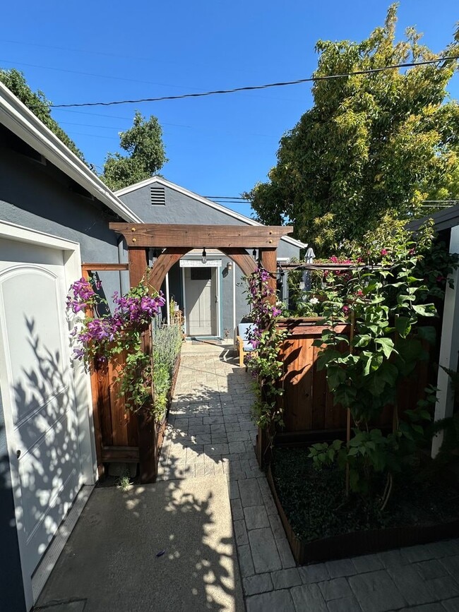 Building Photo - 1163 1/2 Park Blvd - Month to Month